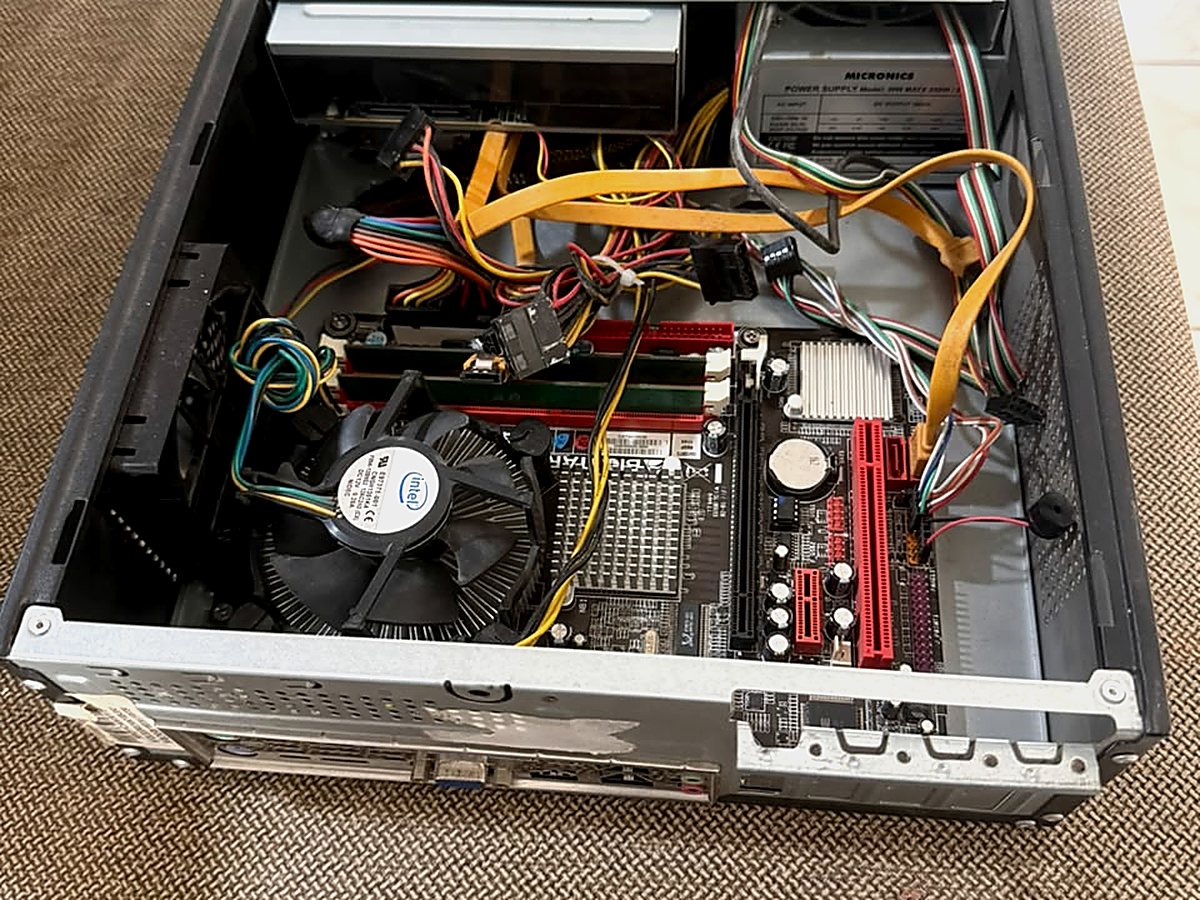 Interior de una PC de escritorio con la placa madre, el disipador y la fuente a la vista